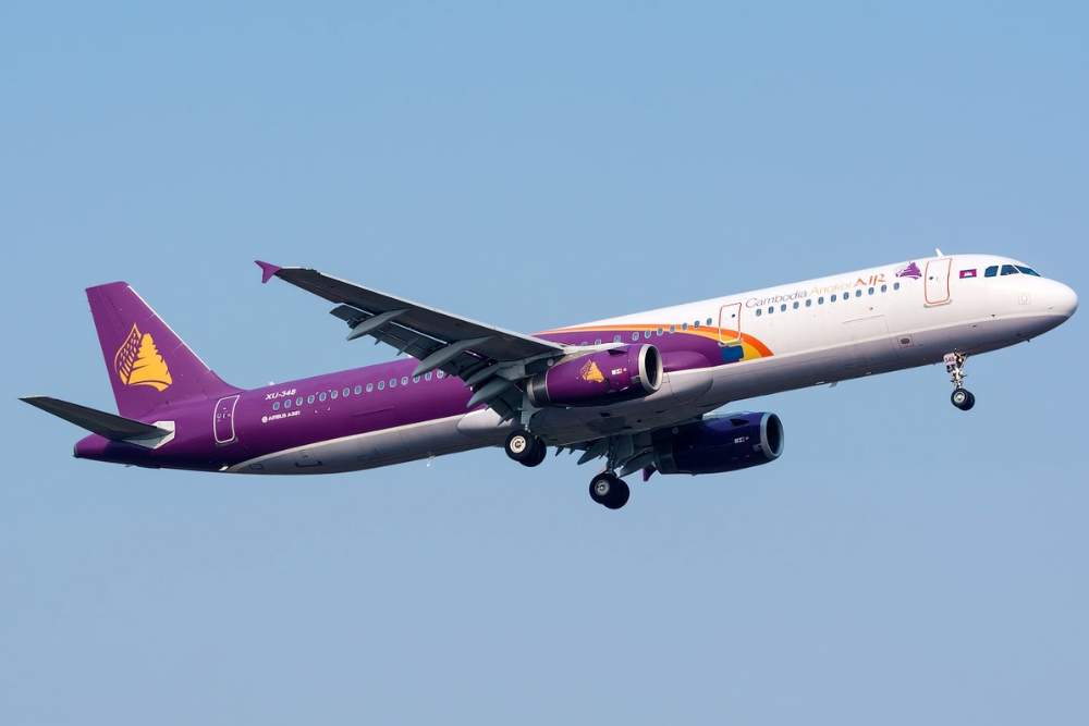 Un avion de Cambodia Angkor Air vole dans le ciel.